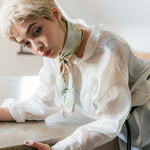 シルクのミニスカーフ 鷹羽